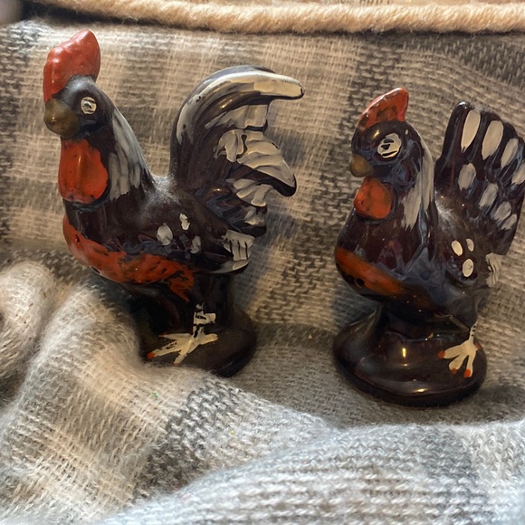 VINTAGE CHICKEN SALT AND PRPPER SHAKERS - Picture 1 of 4